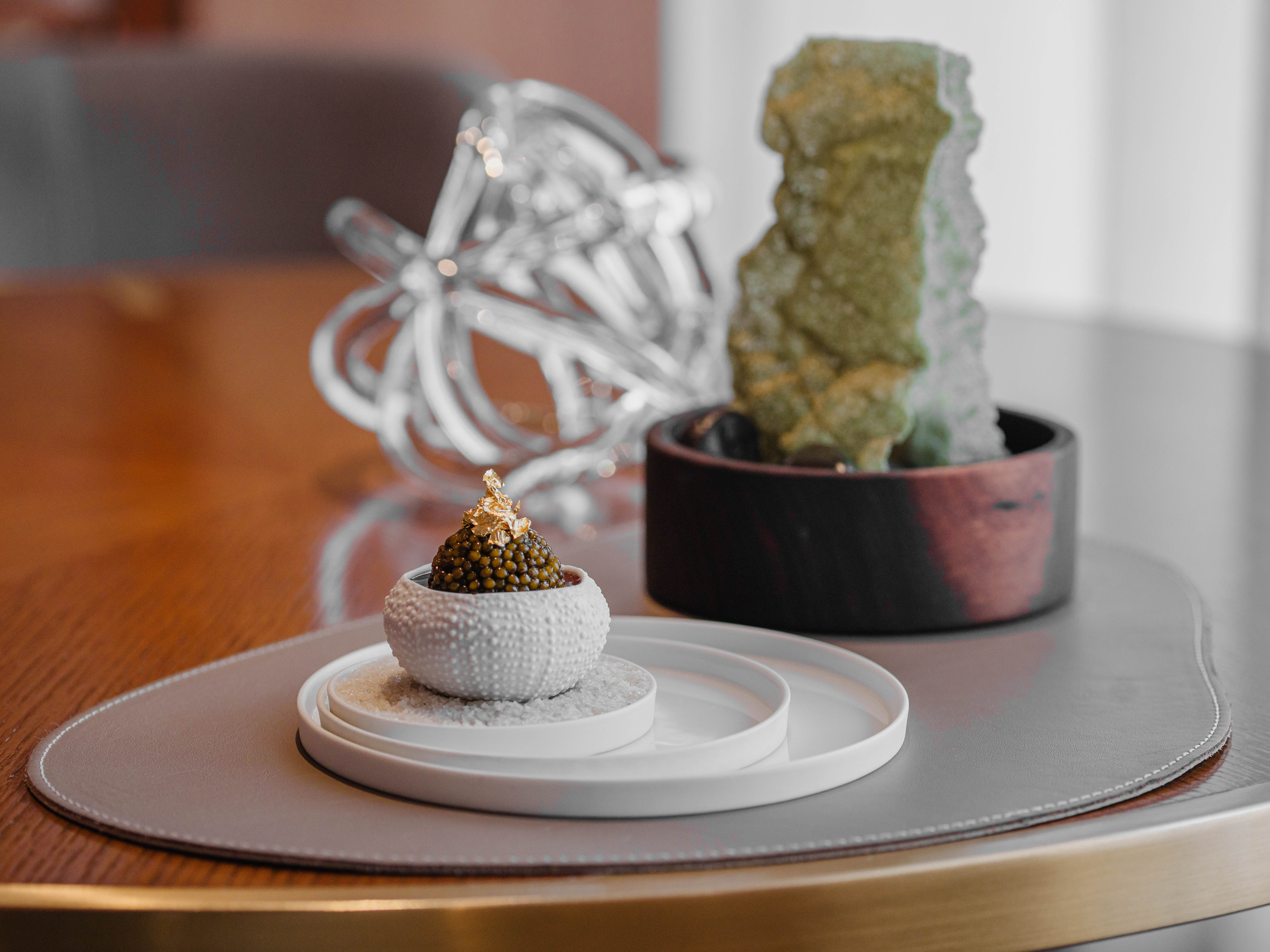 Signatuurgerecht: De zee-egel met kreeft, bloemkool en kaviaar 